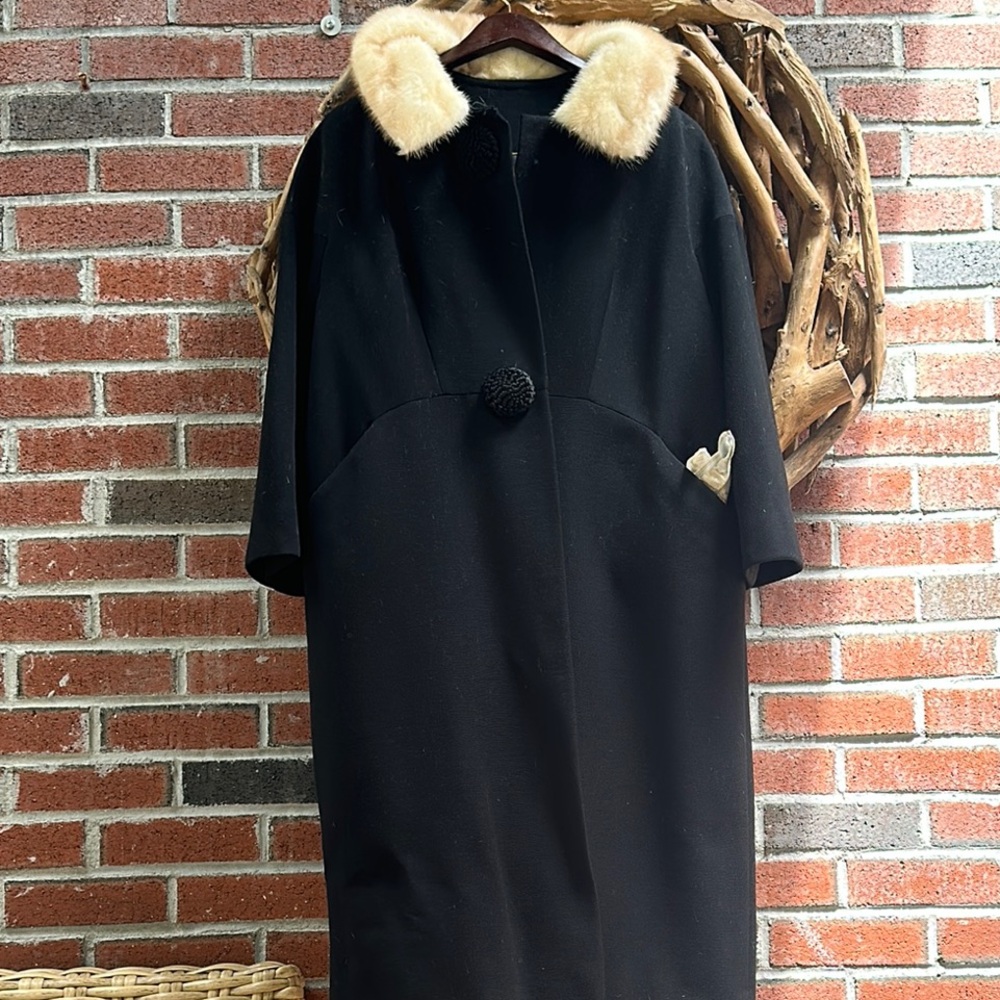 Elegant Black wool Coat with Mink Fur Collar